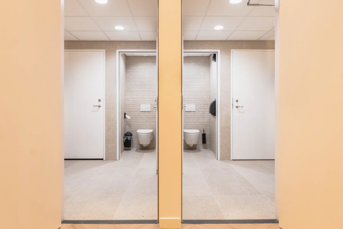 Twee nette toiletruimtes in een kantoorruimte aan de Weesperstraat in Amsterdam.