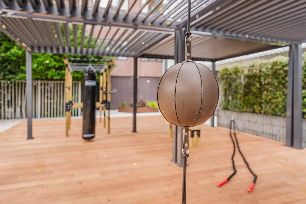 Buitenfitnessruimte met boksmateriaal bij kantoor aan de Weesperstraat 107-121 in Amsterdam.