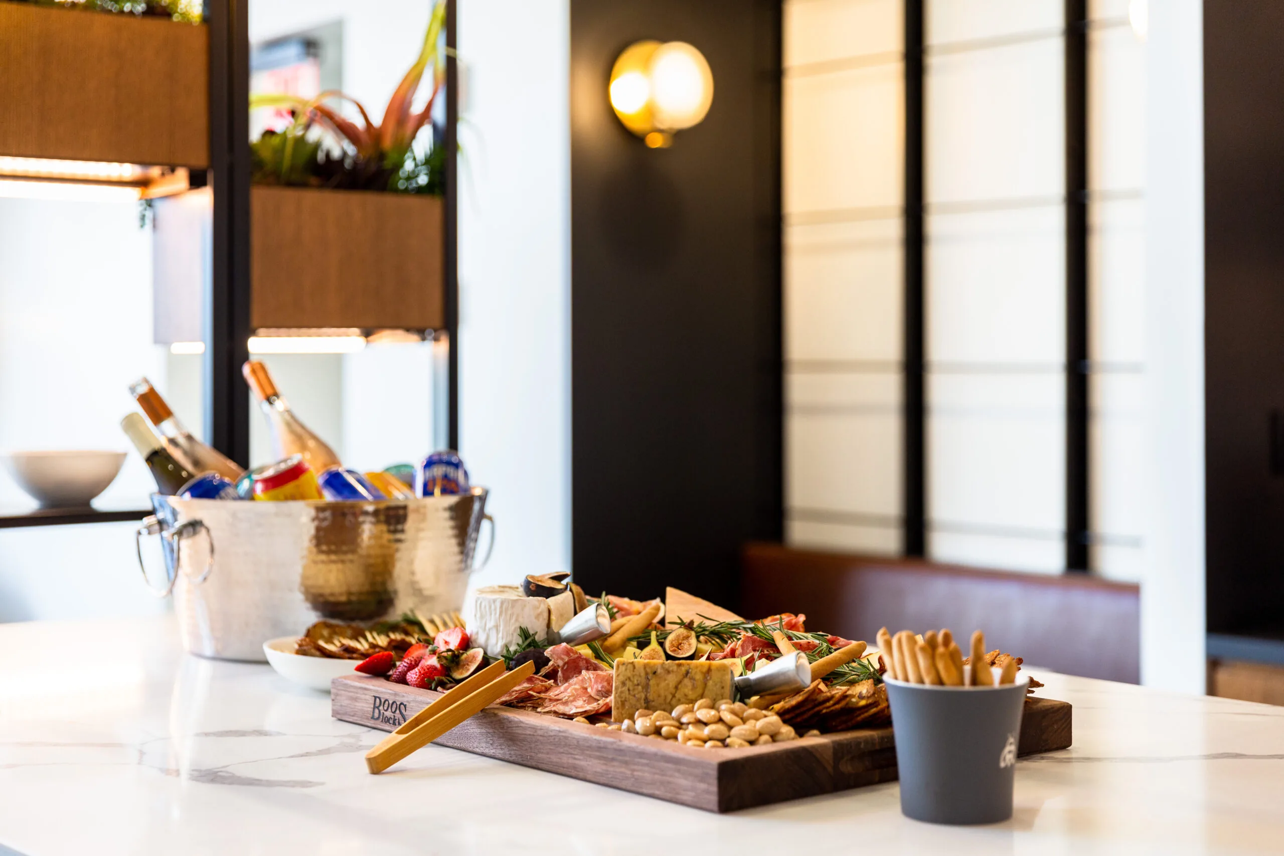 Luxe borrelplank met kazen, fruit en vleeswaren in een moderne kantoorruimte aan het Burgerweeshuispad 301 in Amsterdam.