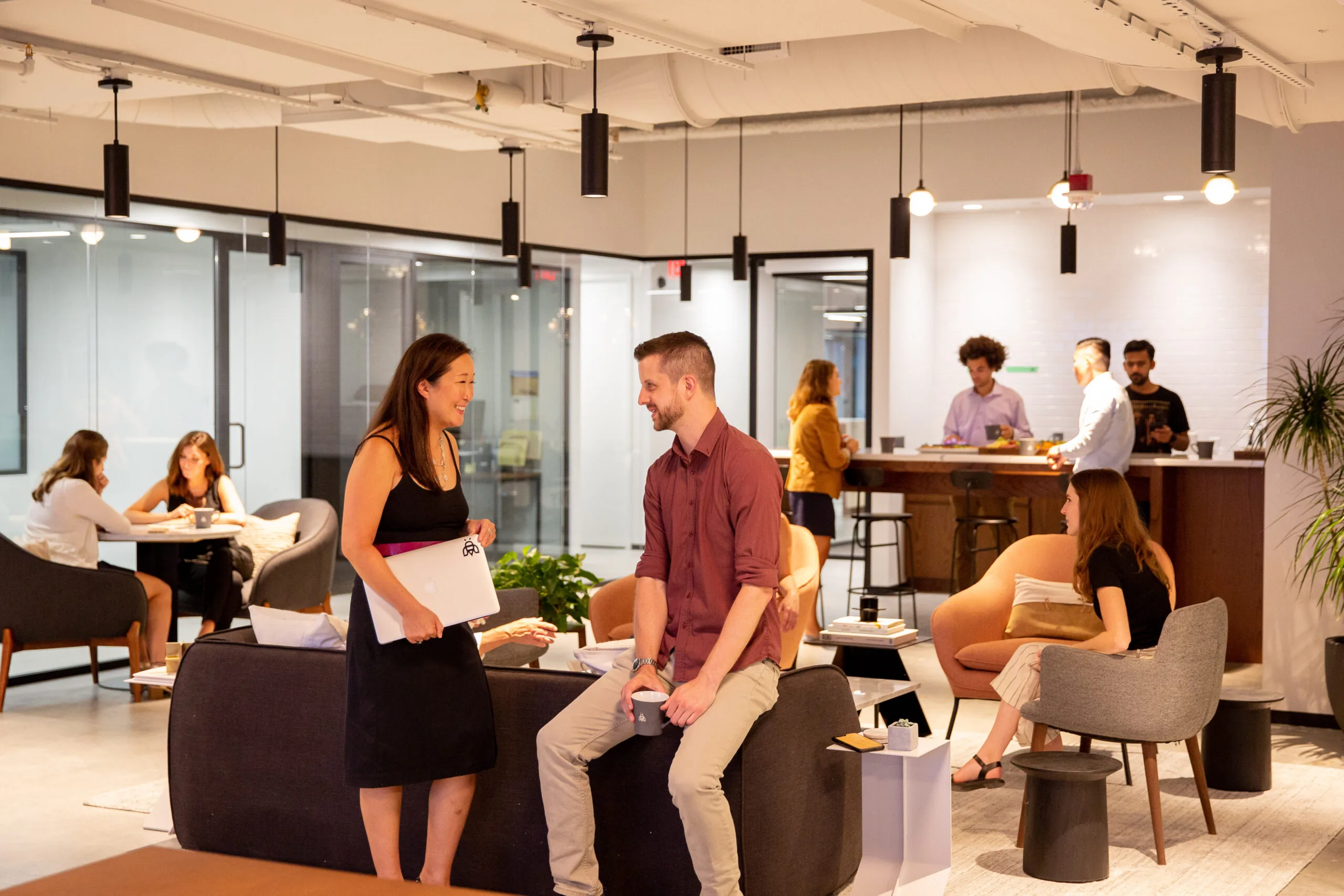 Moderne kantoorruimte aan het Burgerweeshuispad 301 in Amsterdam met mensen die werken en netwerken in een open lounge.