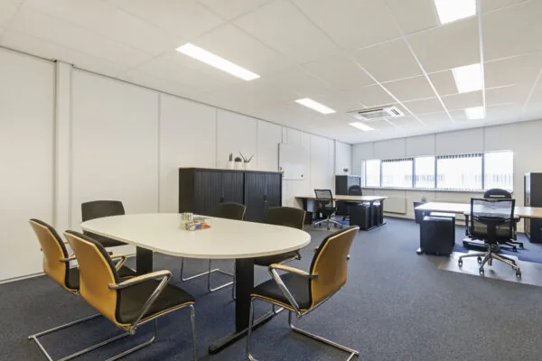 Moderne en lichte kantoorruimte aan de Leeghwaterstraat 25 in Reeuwijk met meerdere werkplekken en een vergadertafel.