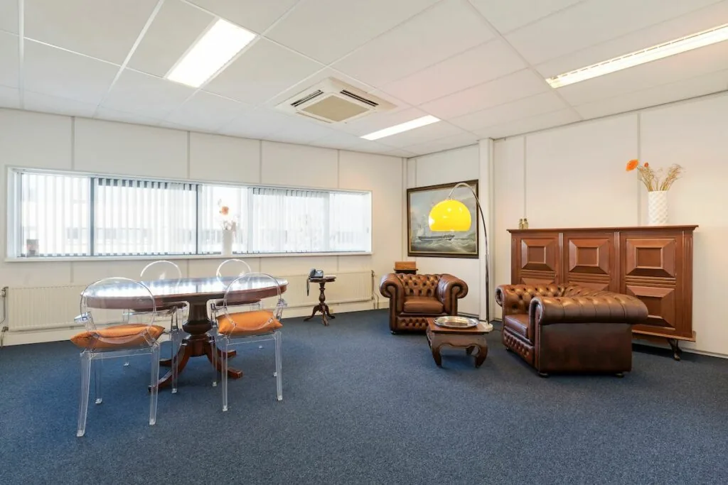 Stijlvol ingerichte kantoorruimte aan de Leeghwaterstraat 25 in Reeuwijk met klassiek meubilair, moderne accenten en veel daglicht.