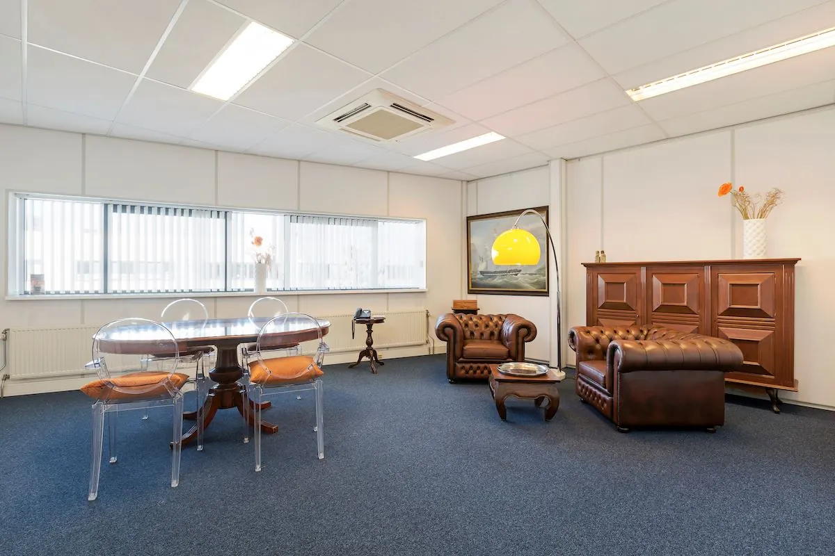 Stijlvol ingerichte kantoorruimte aan de Leeghwaterstraat 25 in Reeuwijk met klassiek meubilair, moderne accenten en veel daglicht.