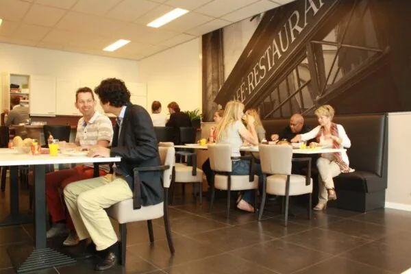 Kantoorruimte aan de Leeghwaterstraat 25 in Reeuwijk met een gemeenschappelijke kantine waar mensen samen lunchen.