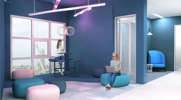 Moderne kantoorruimte op Wilhelminaplein 1 in Rotterdam met kleurrijk interieur, uitzicht op de Erasmusbrug en werkplekken in lounge-stijl.