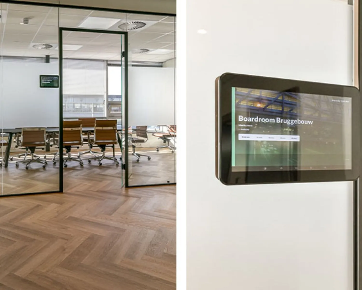 Moderne vergaderruimte met glazen wanden en touchscreen reserveringssysteem in een kantoor aan het Bos en Lommerplein in Amsterdam.