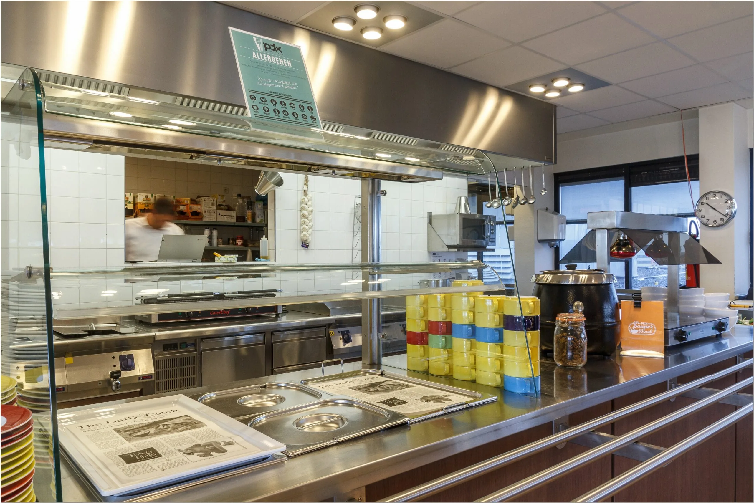 Bedrijfsrestaurant met uitgiftebalie en keuken in kantoorruimte aan Bredewater 26 in Zoetermeer.