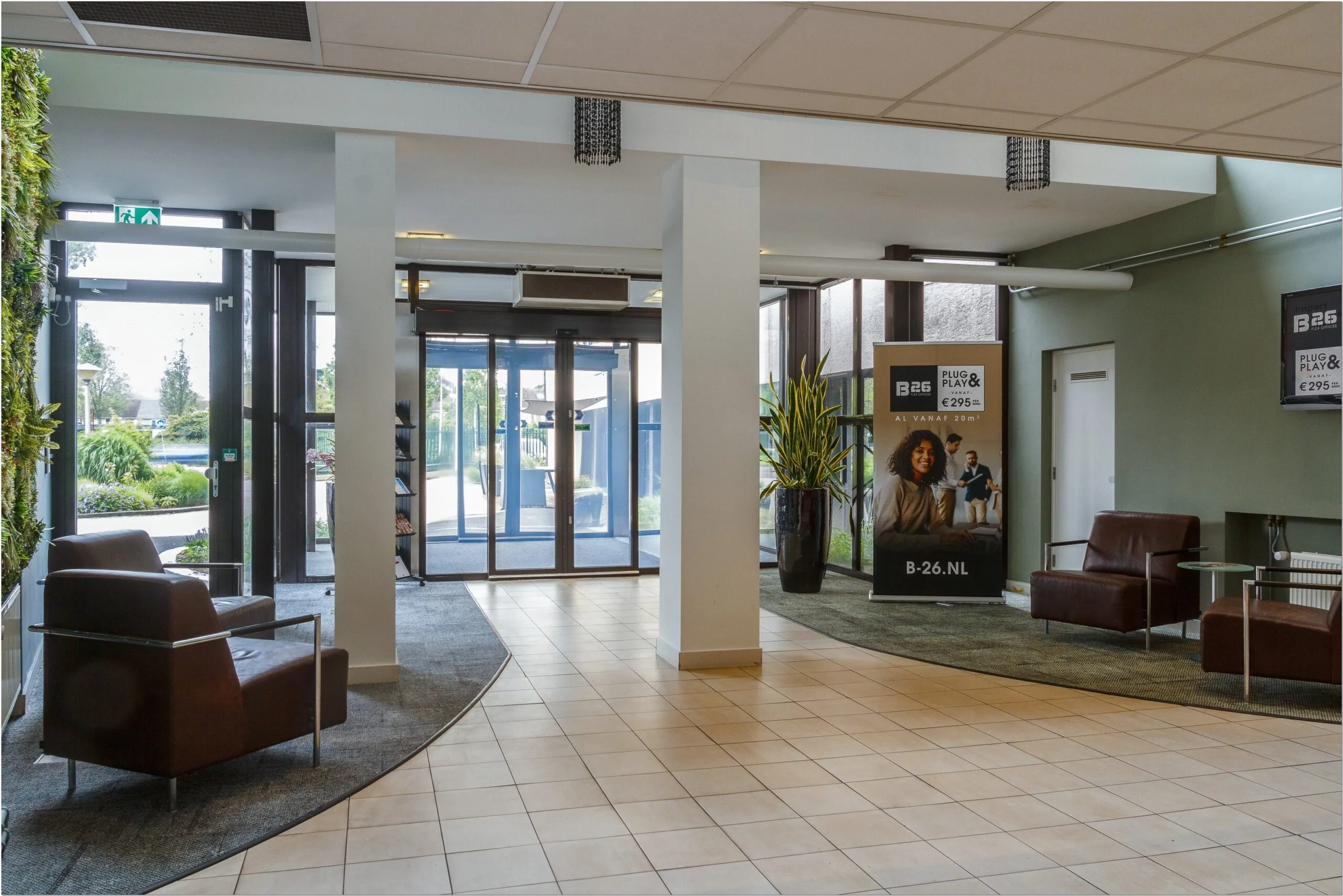 Moderne entreehal van kantoorpand Bredewater 26 in Zoetermeer met zitgelegenheid en promotiebord van B26.