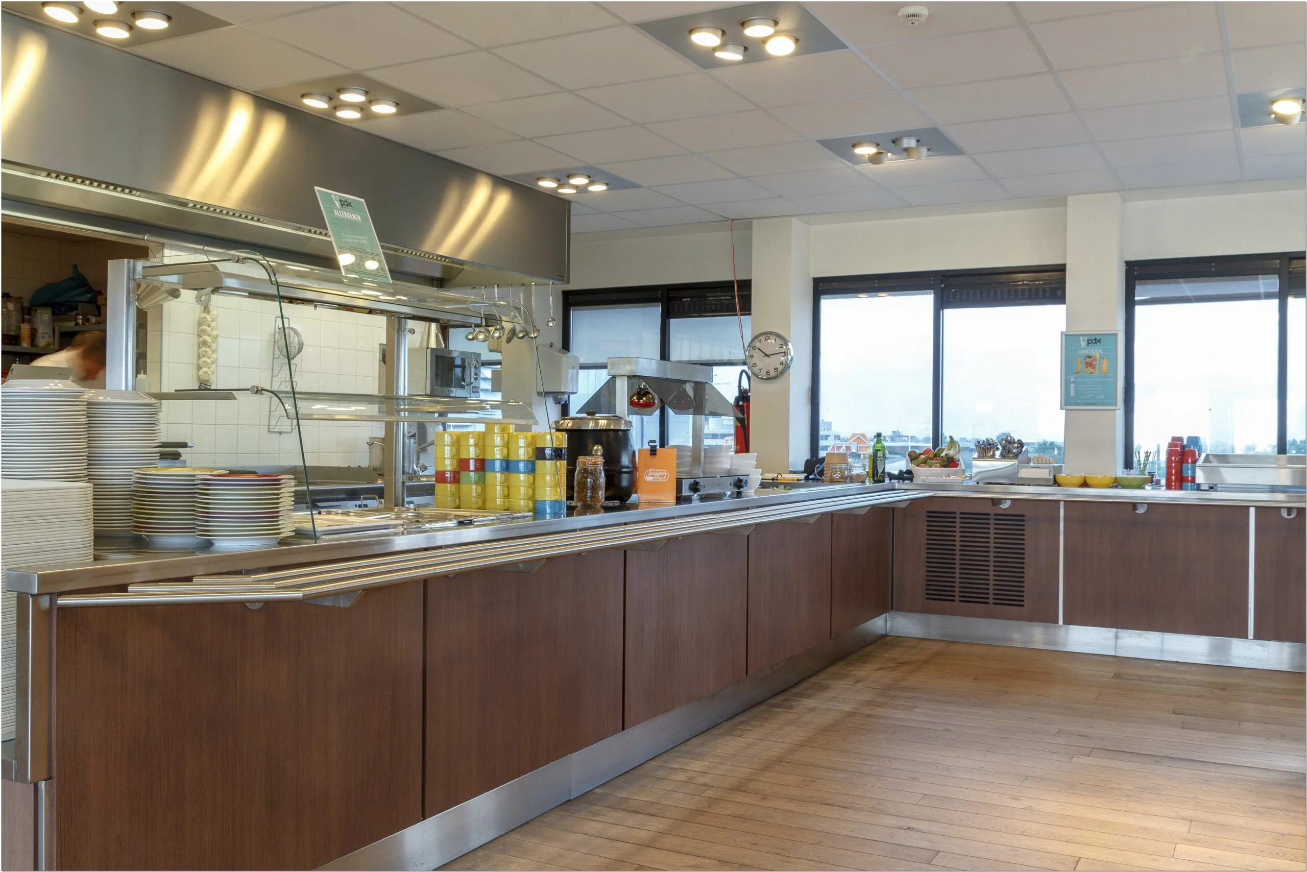 Moderne bedrijfskeuken met uitgiftebalie in kantoorruimte aan Bredewater 26 in Zoetermeer.