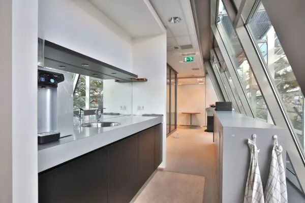 Moderne kantoorruimte aan de Bronsteeweg 10 in Heemstede met pantry en grote raampartijen.