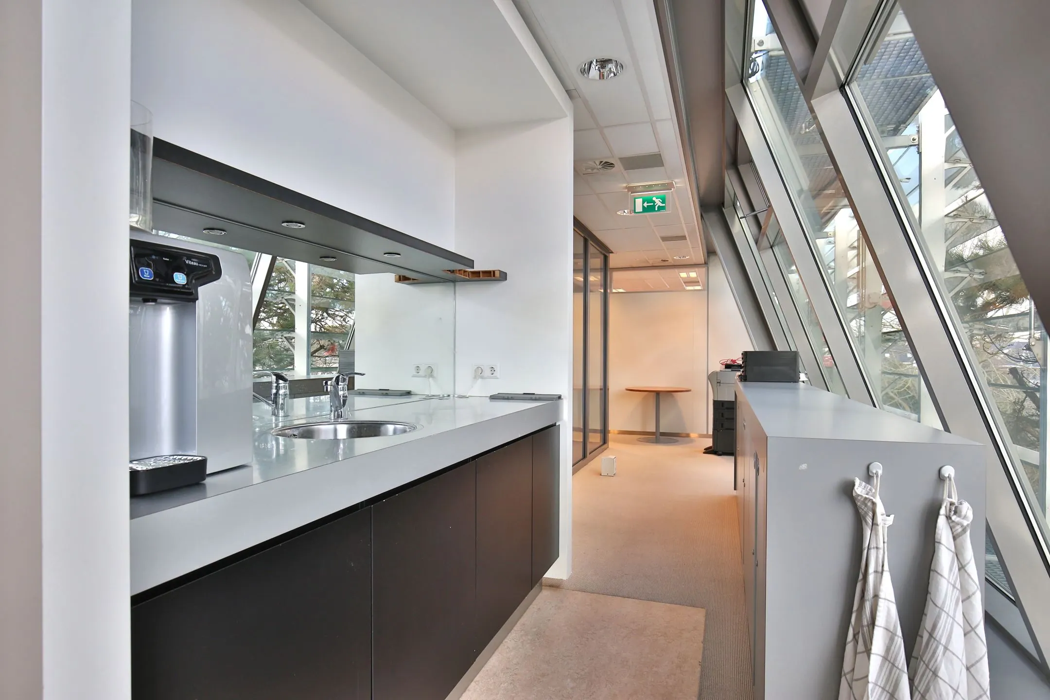 Moderne kantoorruimte aan de Bronsteeweg 10 in Heemstede met pantry en grote raampartijen.