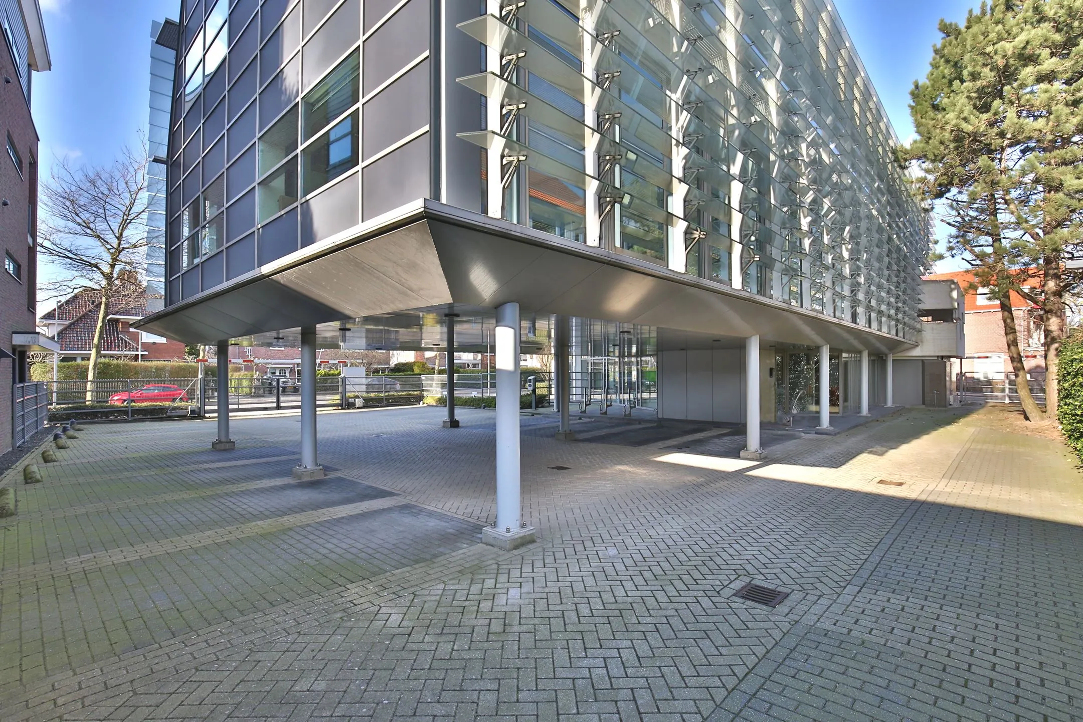 Moderne kantoorgevel aan de Bronsteeweg 10 in Heemstede met overdekte parkeer- of entreezone.