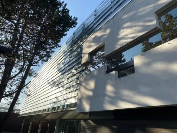 Moderne kantoorruimte aan de Bronsteeweg 10 in Heemstede met strakke gevel en grote ramen.