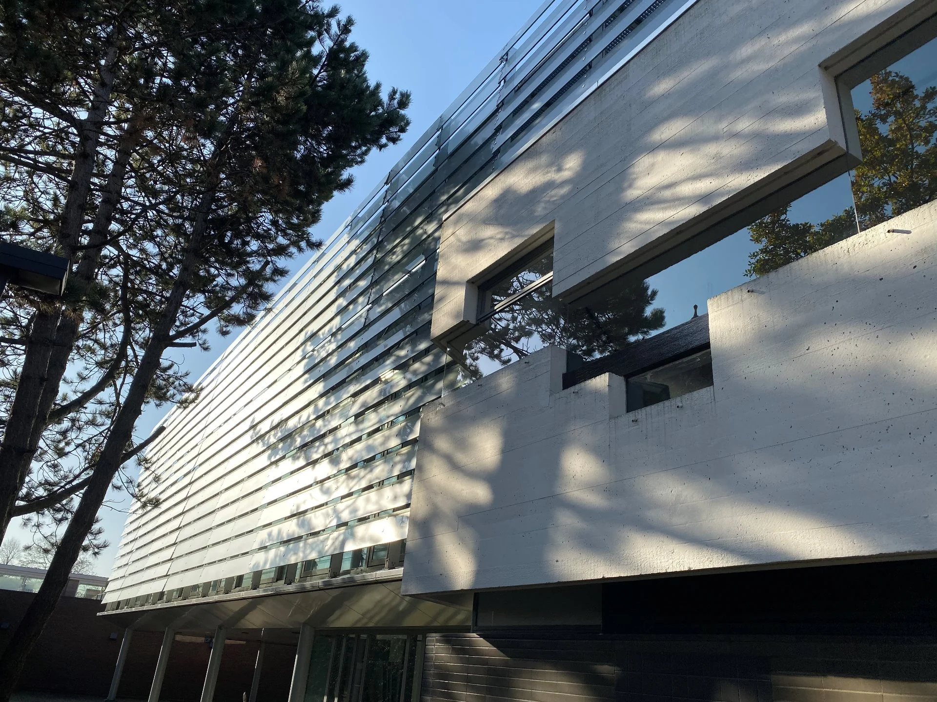 Moderne kantoorruimte aan de Bronsteeweg 10 in Heemstede met strakke gevel en grote ramen.