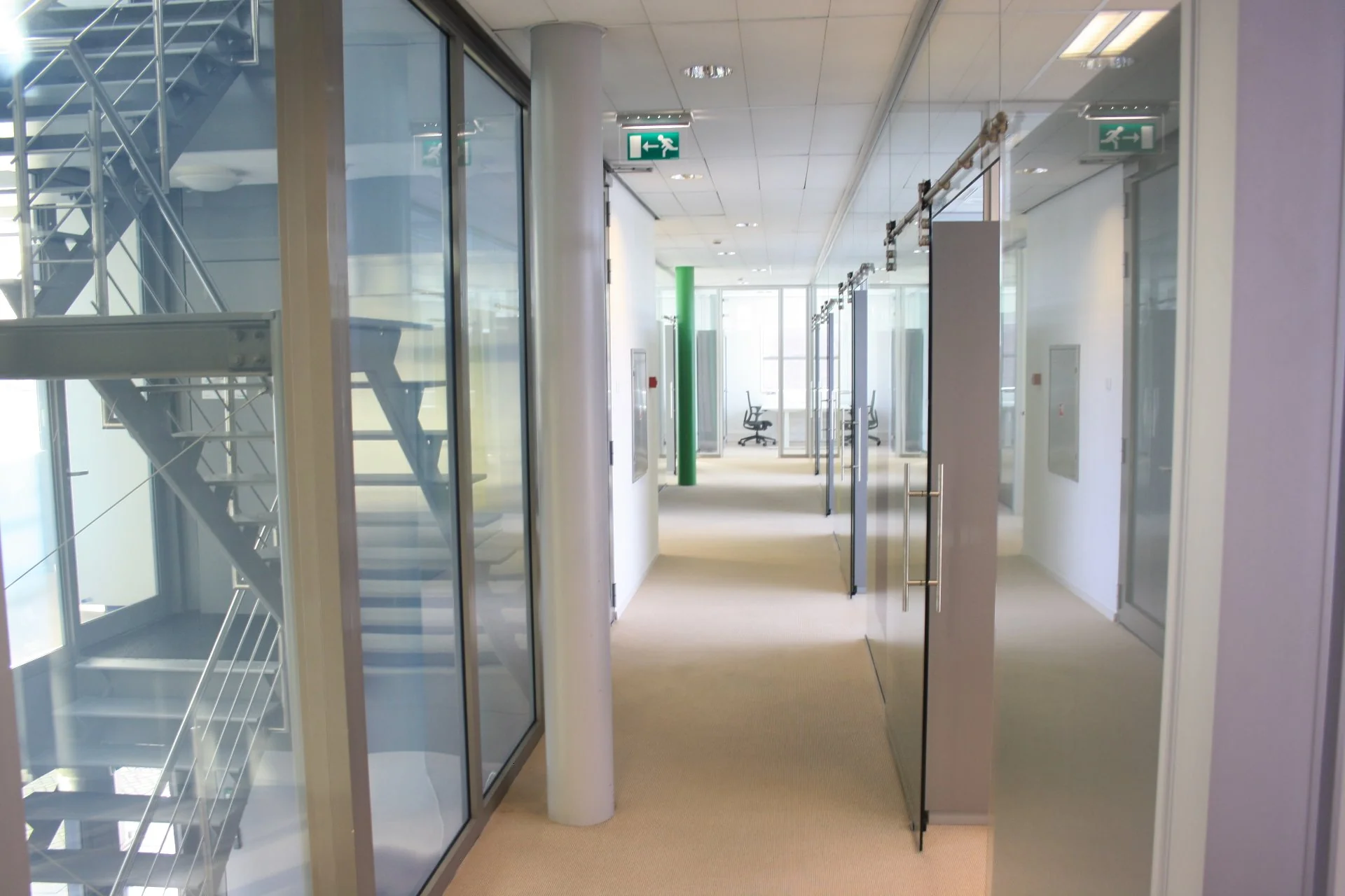 Moderne kantoorruimte met glazen wanden en open deuren aan de Bronsteeweg 10 in Heemstede.