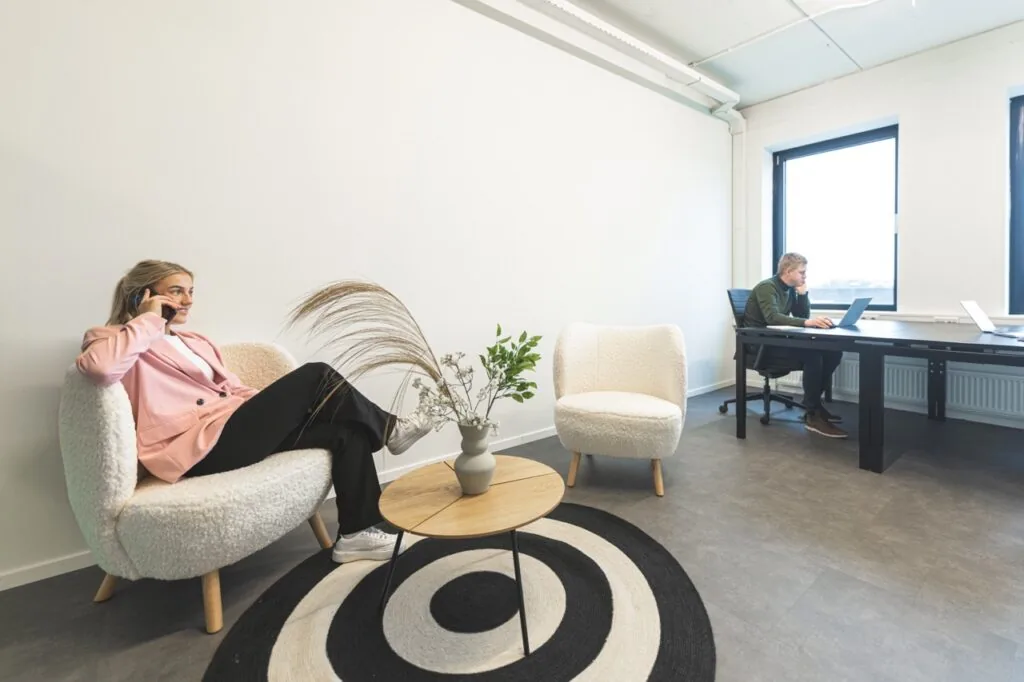 Moderne kantoorruimte aan de Brouwerijstraat 1 in Enschede met loungehoek en werkplek.