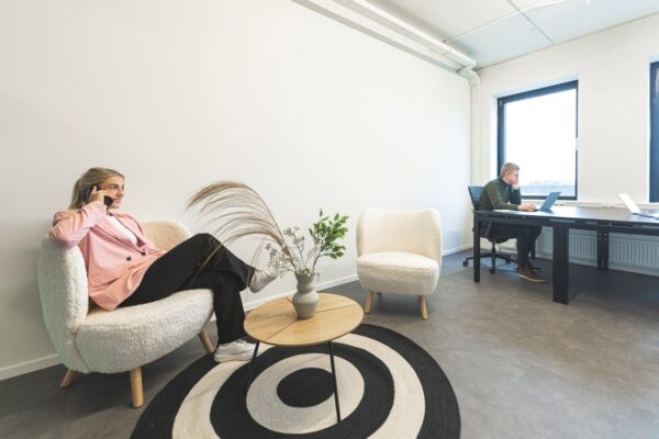 Moderne kantoorruimte aan de Brouwerijstraat 1 in Enschede met loungehoek en werkplek.