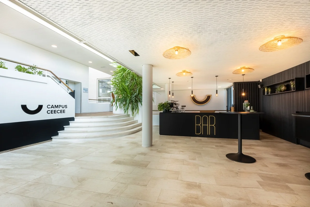 Moderne ontvangstruimte met bar en trap in Campus CeeCee aan de Brouwerijstraat 1 in Enschede.