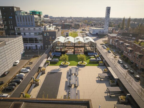 Luchtfoto van het dakterras en de moderne kantoorruimte aan de Brouwerijstraat 1 in Enschede.
