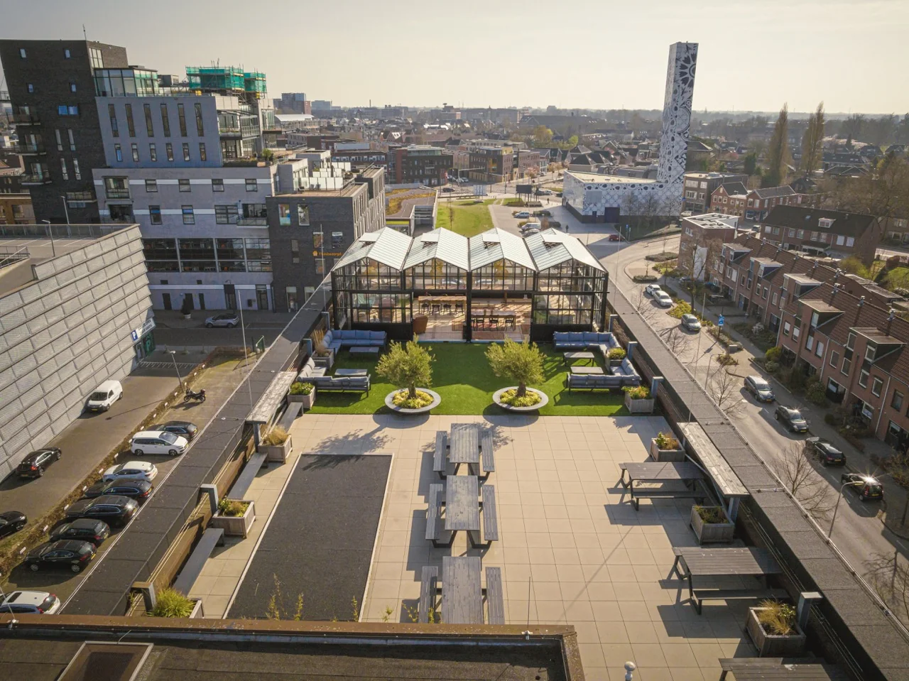 Luchtfoto van het dakterras en de moderne kantoorruimte aan de Brouwerijstraat 1 in Enschede.
