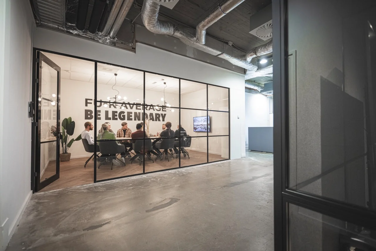 Moderne kantoorruimte aan de Brouwerijstraat 1 in Enschede met glazen vergaderruimte en industriële afwerking.