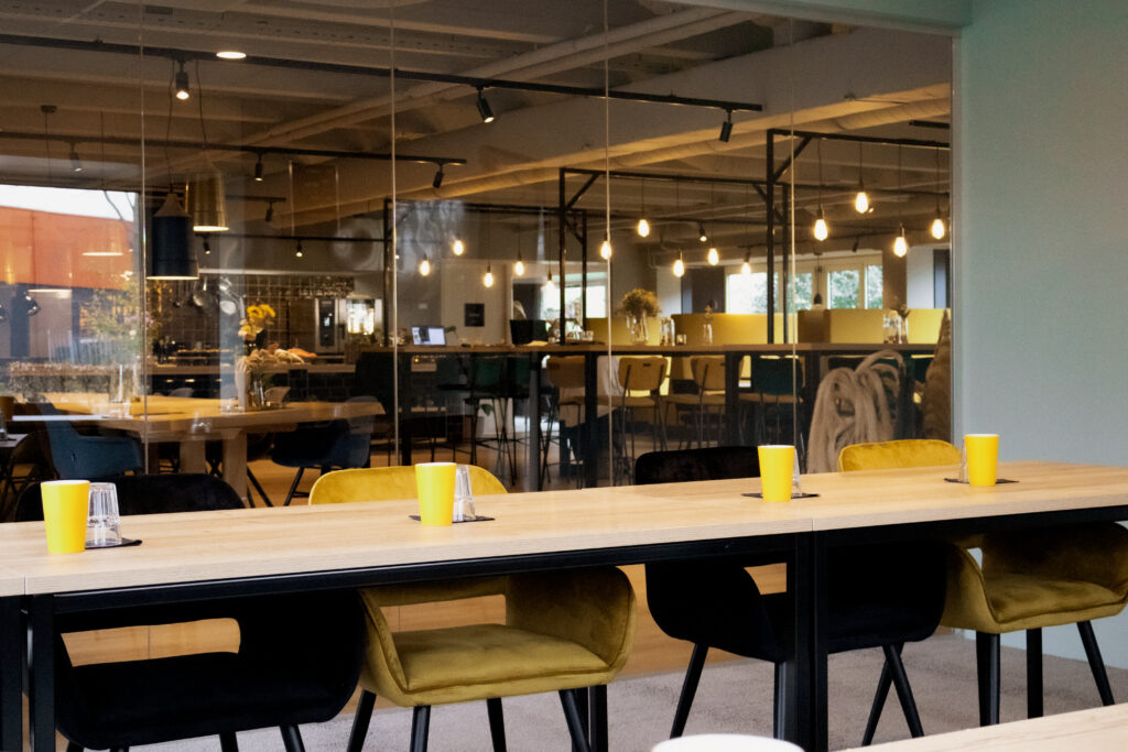 Moderne en sfeervolle kantoorruimte aan Flight Forum 760 in Eindhoven met glazen wanden en kleurrijke zitplaatsen.