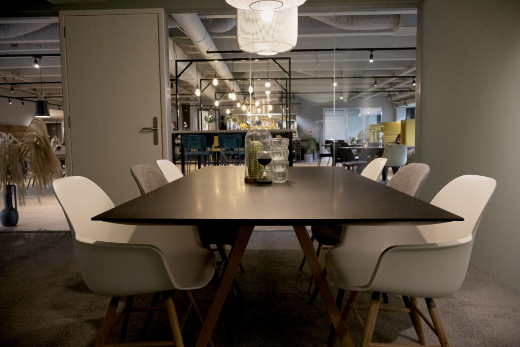 Moderne vergaderruimte met stijlvolle inrichting in het kantoorpand Flight Forum 760 in Eindhoven.