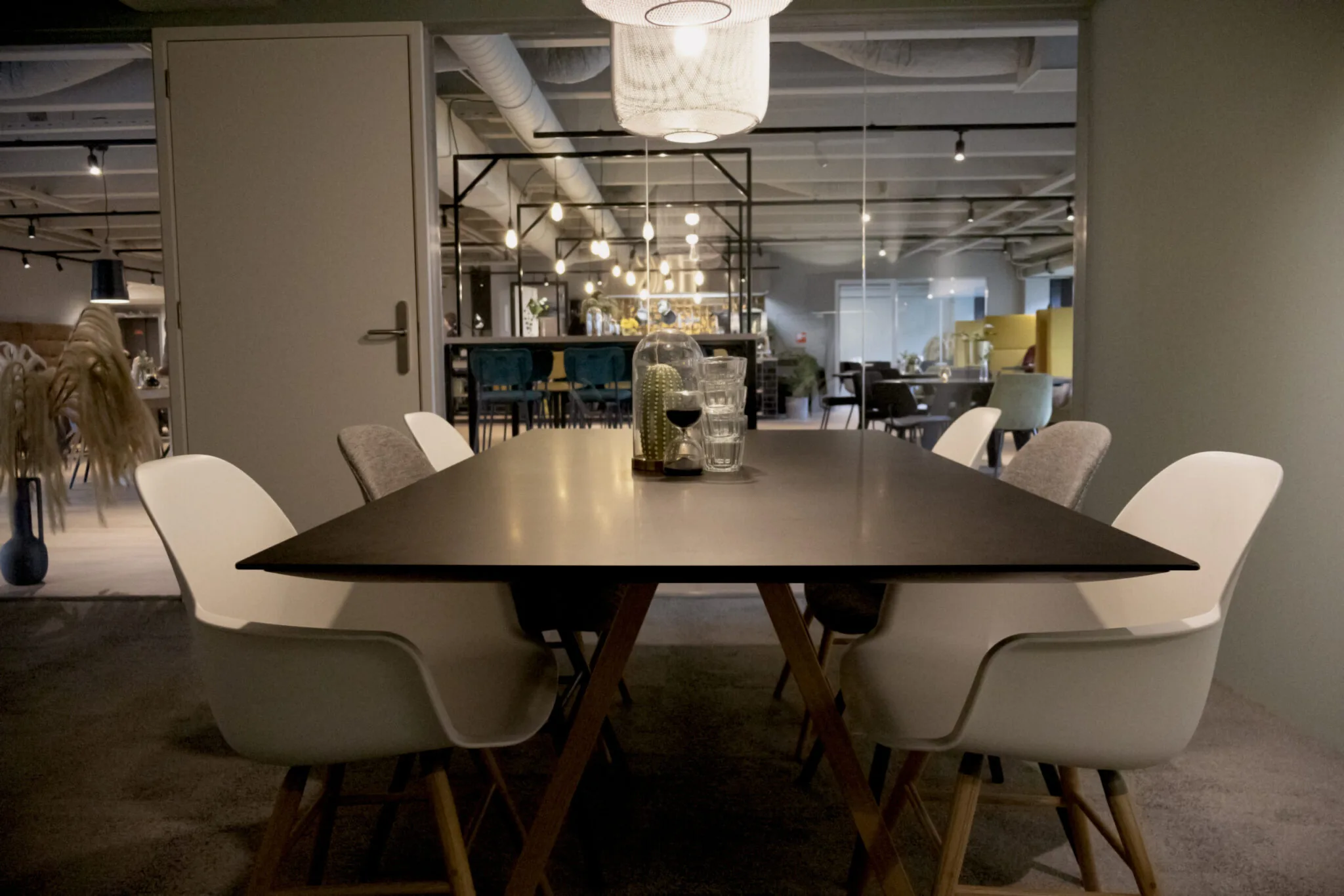 Moderne vergaderruimte met stijlvolle inrichting in het kantoorpand Flight Forum 760 in Eindhoven.