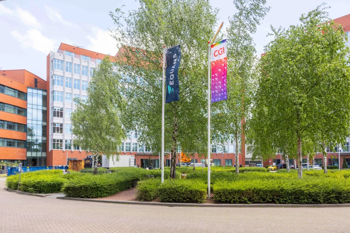 Moderne kantoorgebouwen aan de George Hintzenweg 89 in Rotterdam, omringd door groen en vlaggen van Equans en CGI.