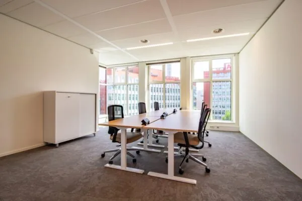 Moderne kantoorruimte met bureaus en bureaustoelen aan George Hintzenweg 89 in Rotterdam.