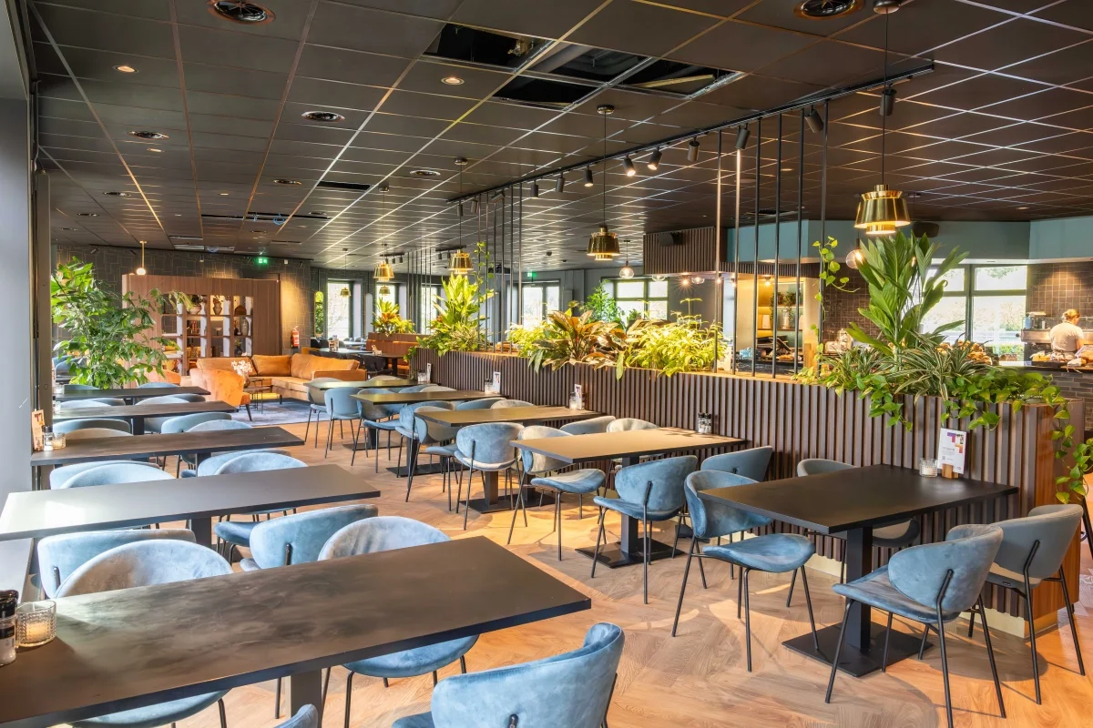 Moderne en sfeervolle kantoorruimte met zitgelegenheid en veel groen aan de George Hintzenweg 89 in Rotterdam.