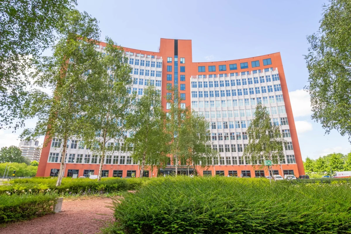 Modern kantoorgebouw aan de George Hintzenweg 89 in Rotterdam, omgeven door bomen en groenvoorziening.