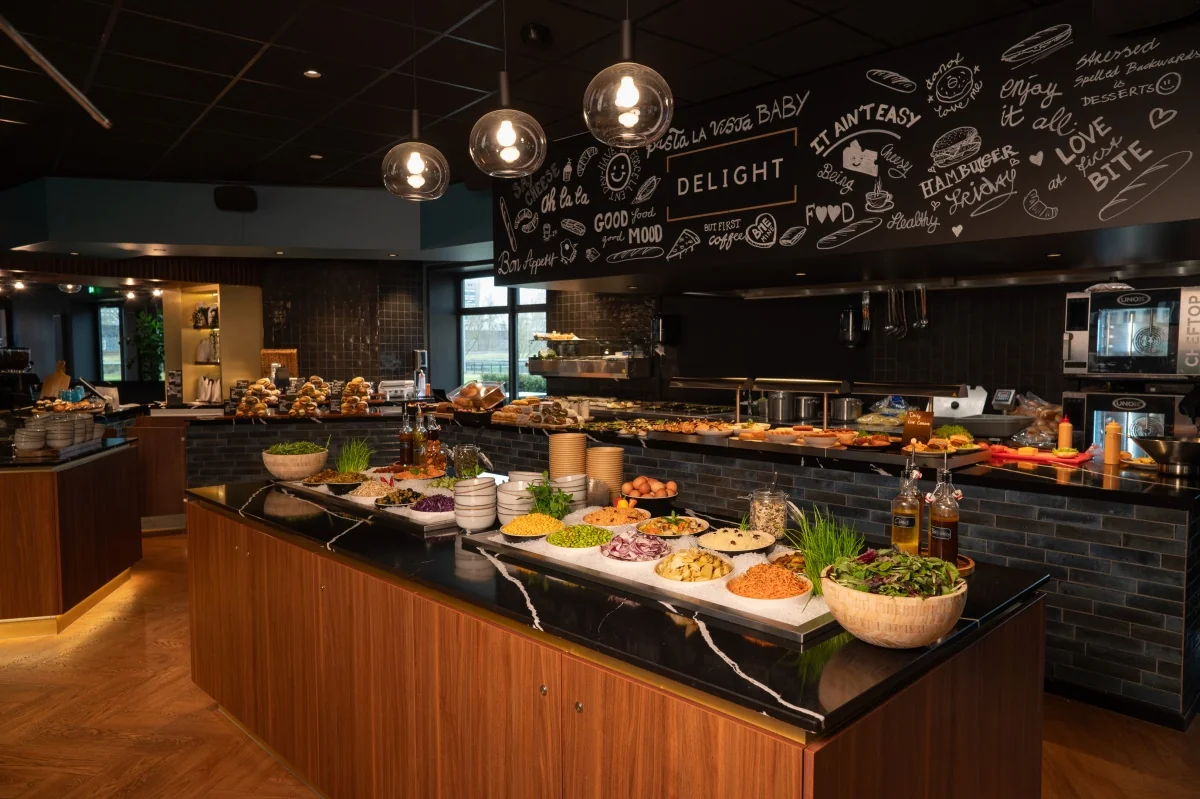 Moderne bedrijfskeuken met een uitgebreid buffet in een kantoorruimte aan de George Hintzenweg 89 in Rotterdam.