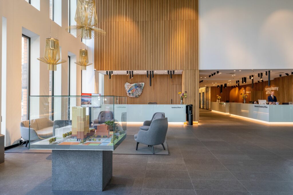 Moderne ontvangsthal van Symphony Offices aan het Gustav Mahlerplein 109 in Amsterdam met zitgedeelte en maquette van het kantoorgebouw.