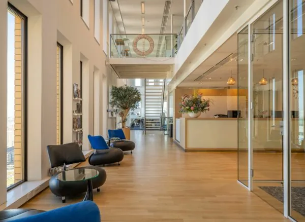 Moderne en lichte kantoorruimte met zithoek en receptiebalie aan het Gustav Mahlerplein 109 in Amsterdam.