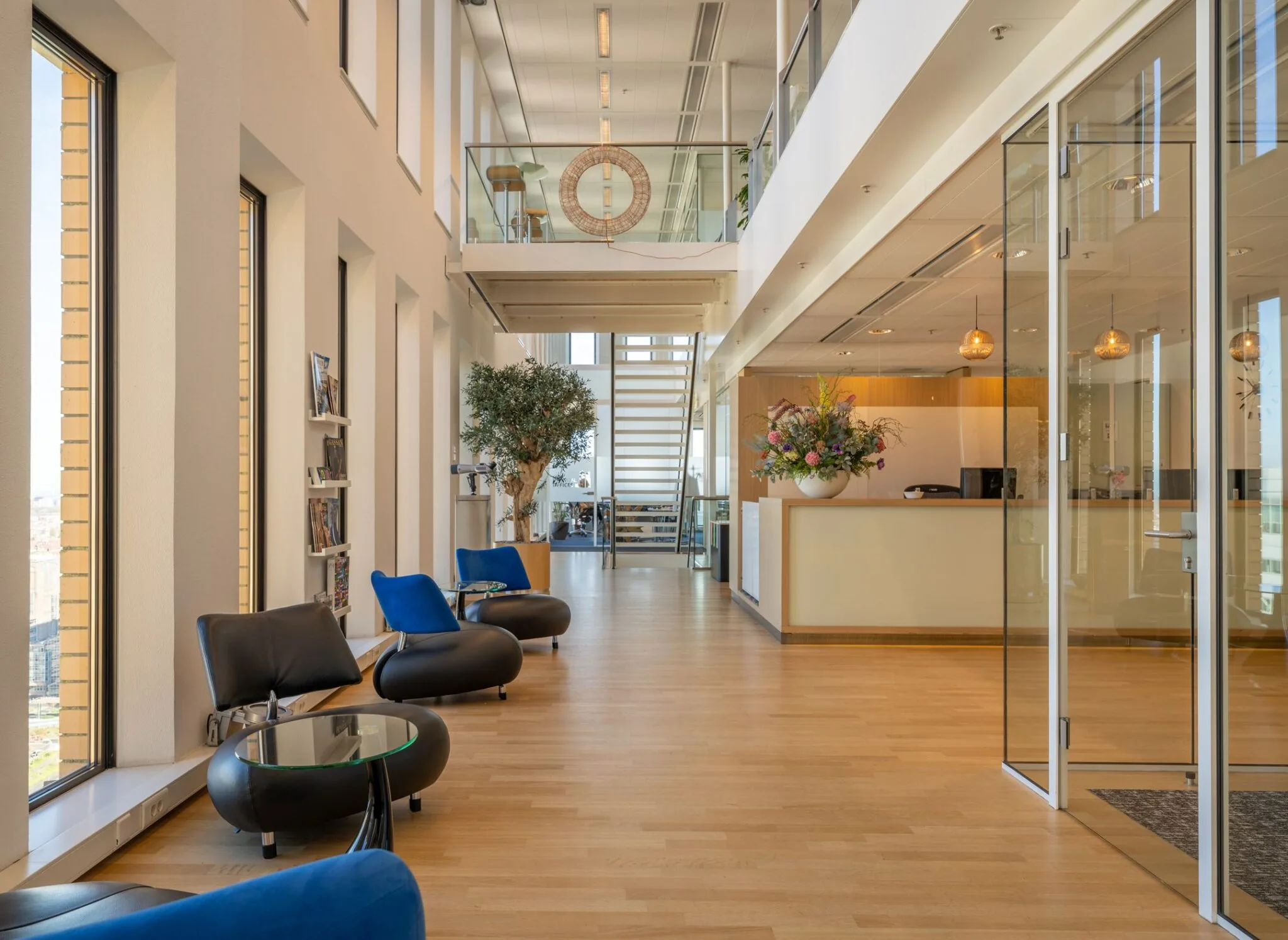 Moderne en lichte kantoorruimte met zithoek en receptiebalie aan het Gustav Mahlerplein 109 in Amsterdam.
