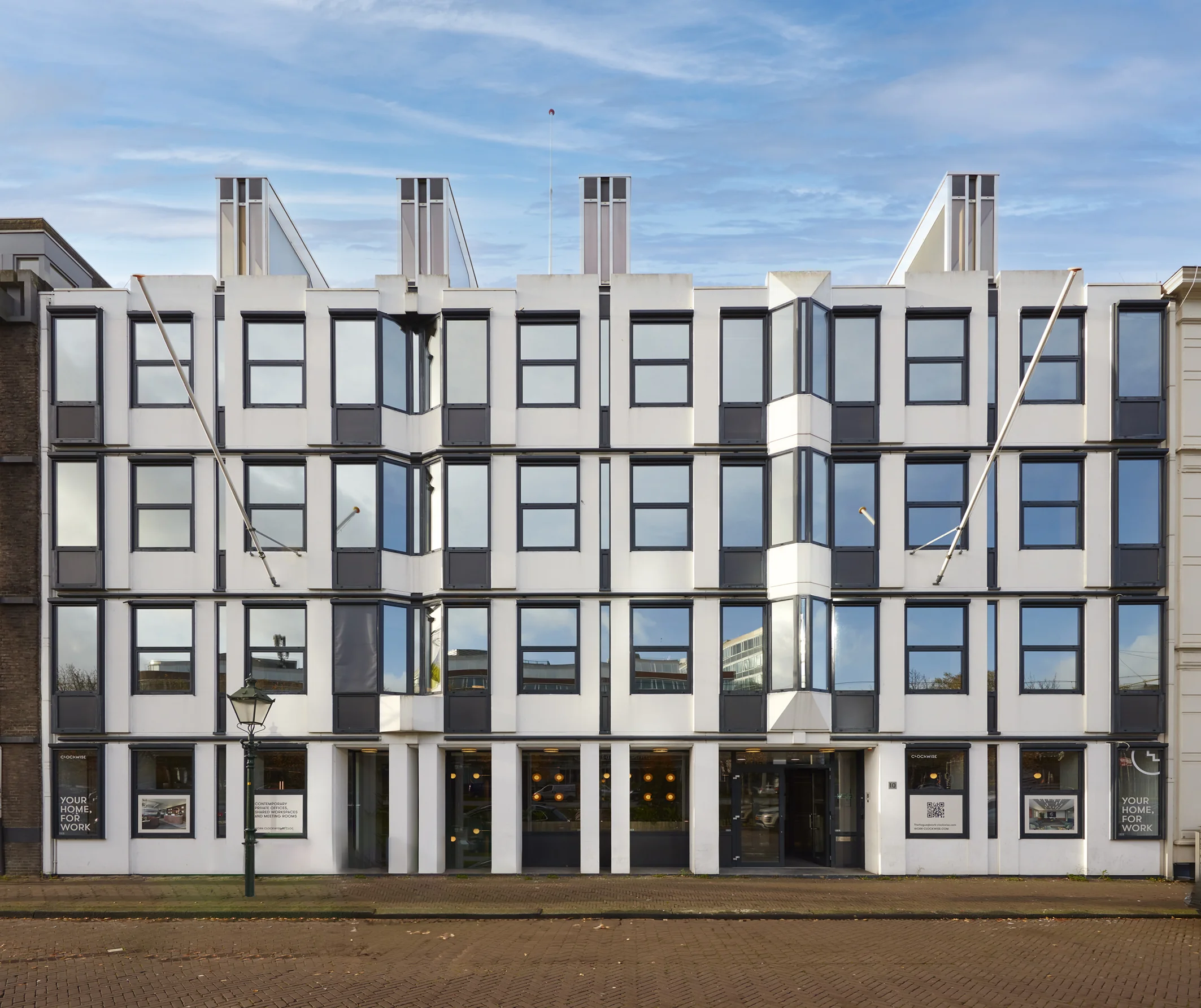 Vooraanzicht van een modern kantoorgebouw aan de Koninginnegracht 10 in Den Haag.