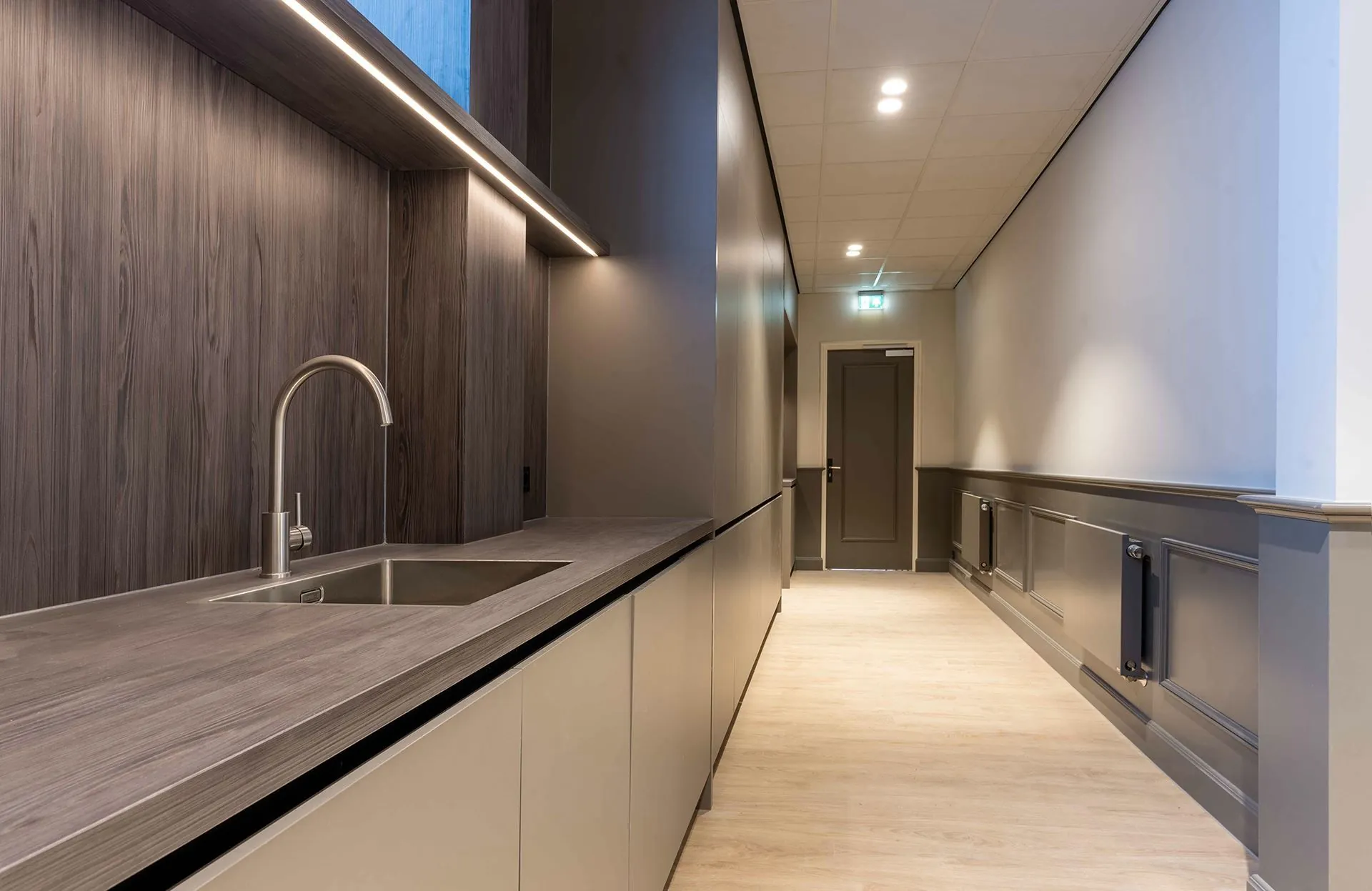 Moderne kantoorhal met ingebouwde pantry aan de Kromme Nieuwe Gracht in Utrecht.