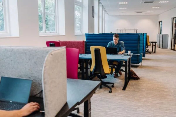 Flexibele kantoorruimte met moderne werkplekken aan de Kromme Nieuwe Gracht in Utrecht.