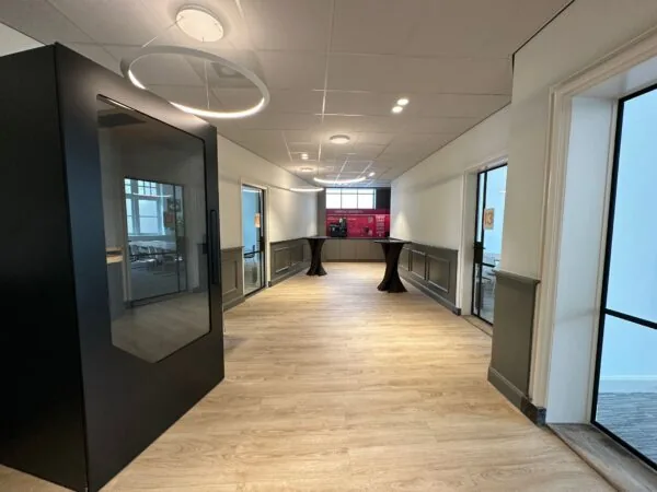 Moderne kantoorruimte aan de Kromme Nieuwe Gracht in Utrecht met lichte houten vloer, vergaderruimtes en een koffiehoek.