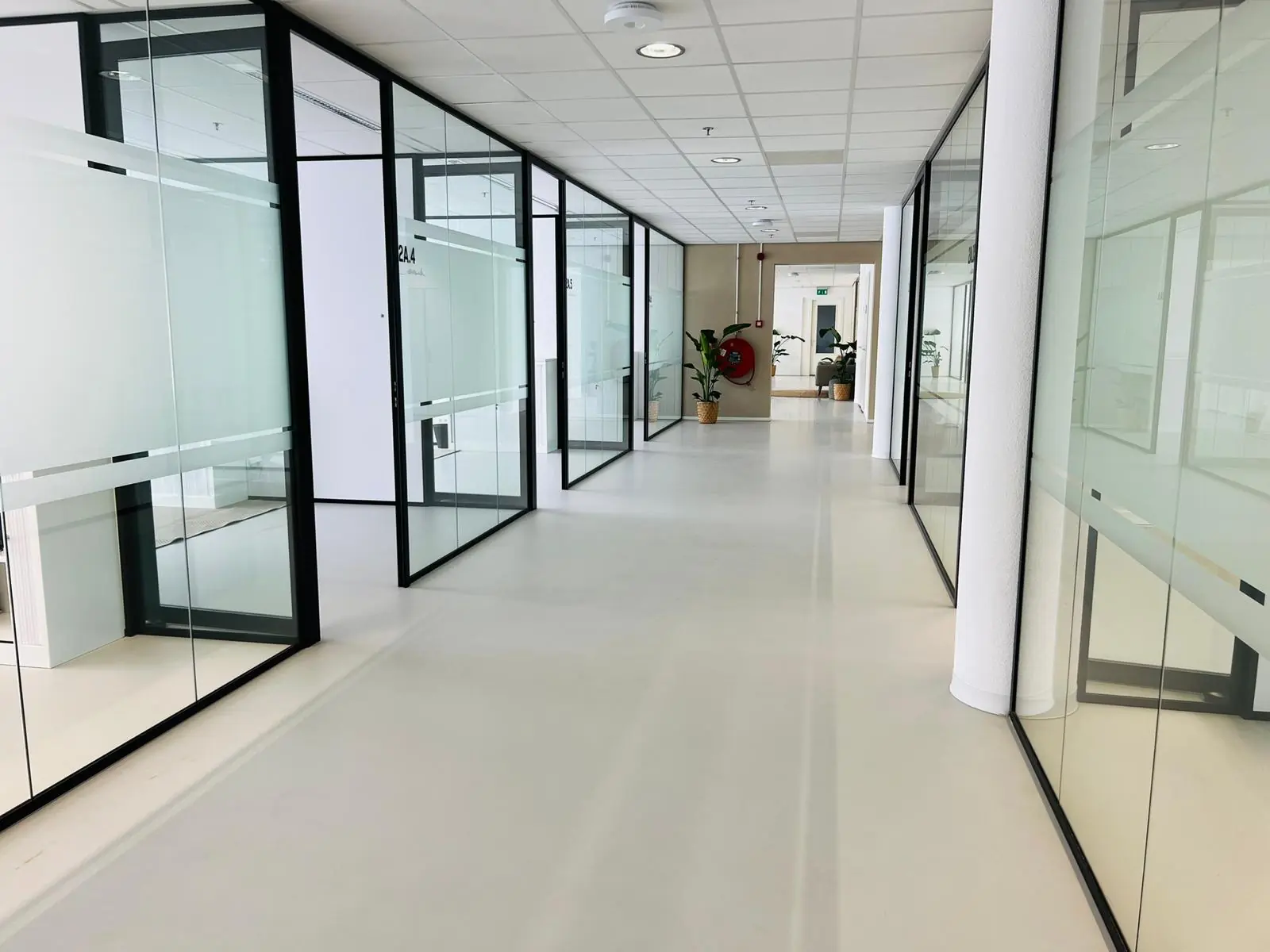 Moderne lichte kantoorruimte met glazen wanden aan het Kruisplein 480 in Rotterdam.