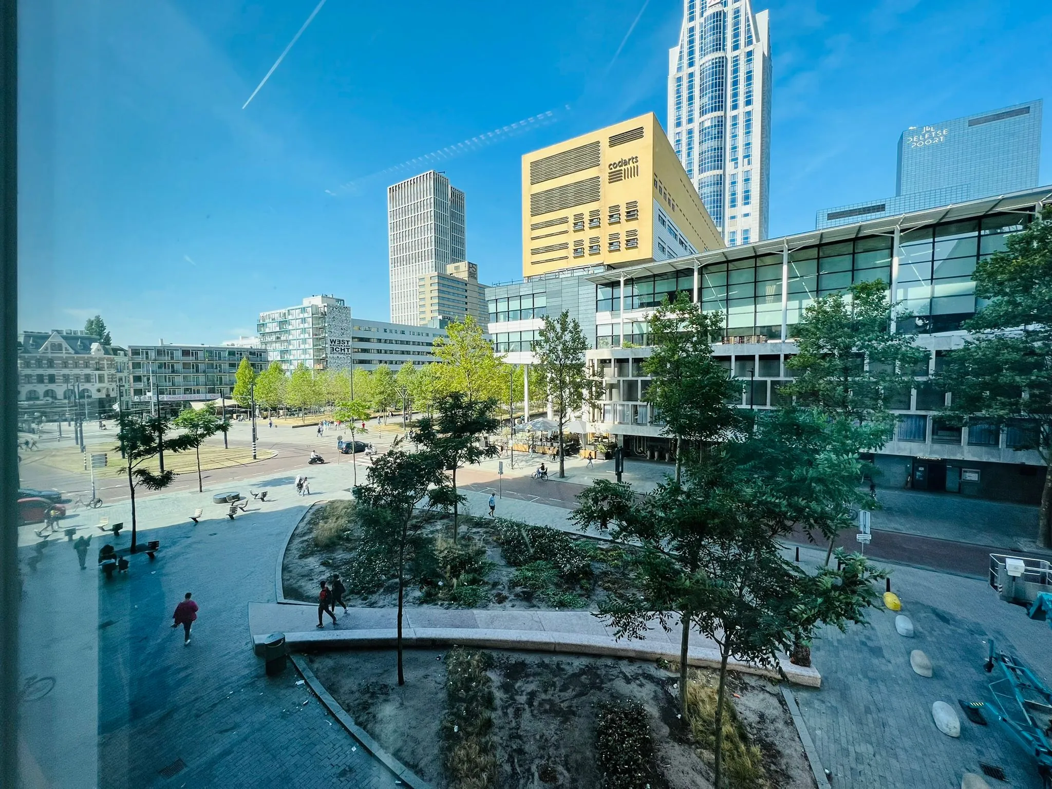 Uitzicht op het Kruisplein in Rotterdam met moderne kantoorgebouwen, waaronder Codarts en De Delftse Poort.