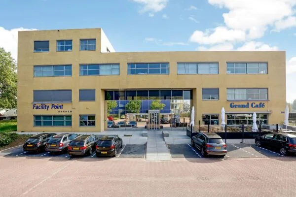Vooraanzicht van het kantoorgebouw aan de Meander 251 in Arnhem met Facility Point en een Grand Café.