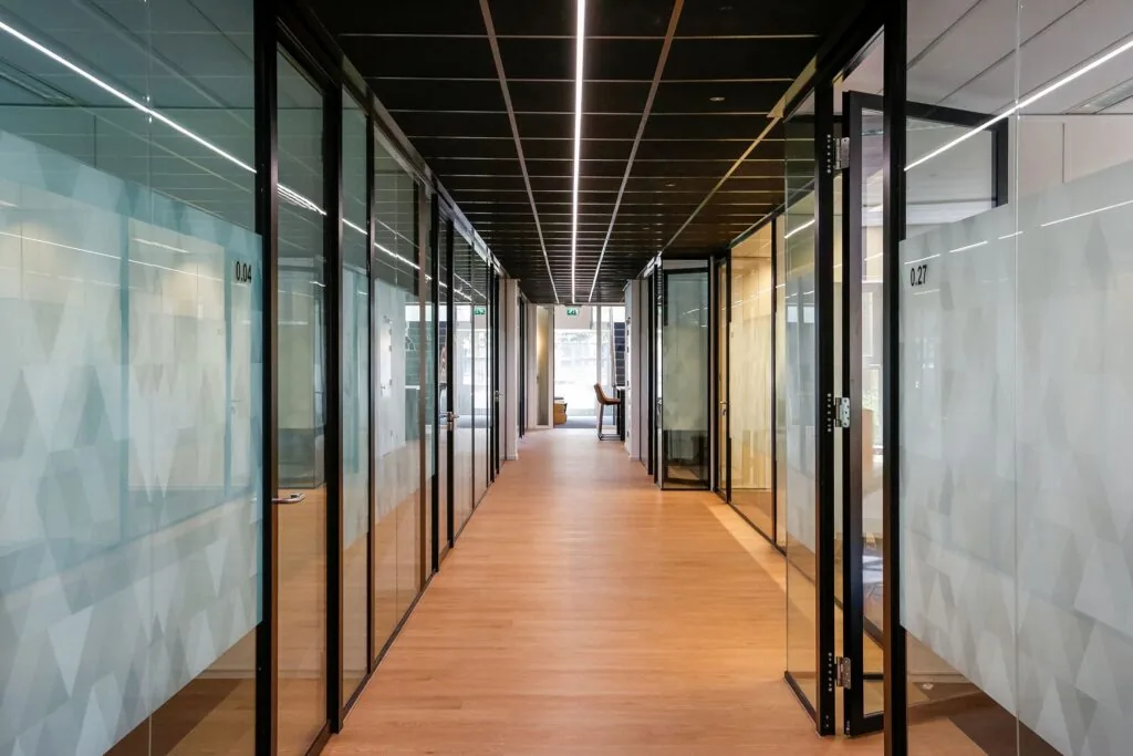 Moderne gang met glazen kantoorruimtes in Meander 251 in Arnhem.