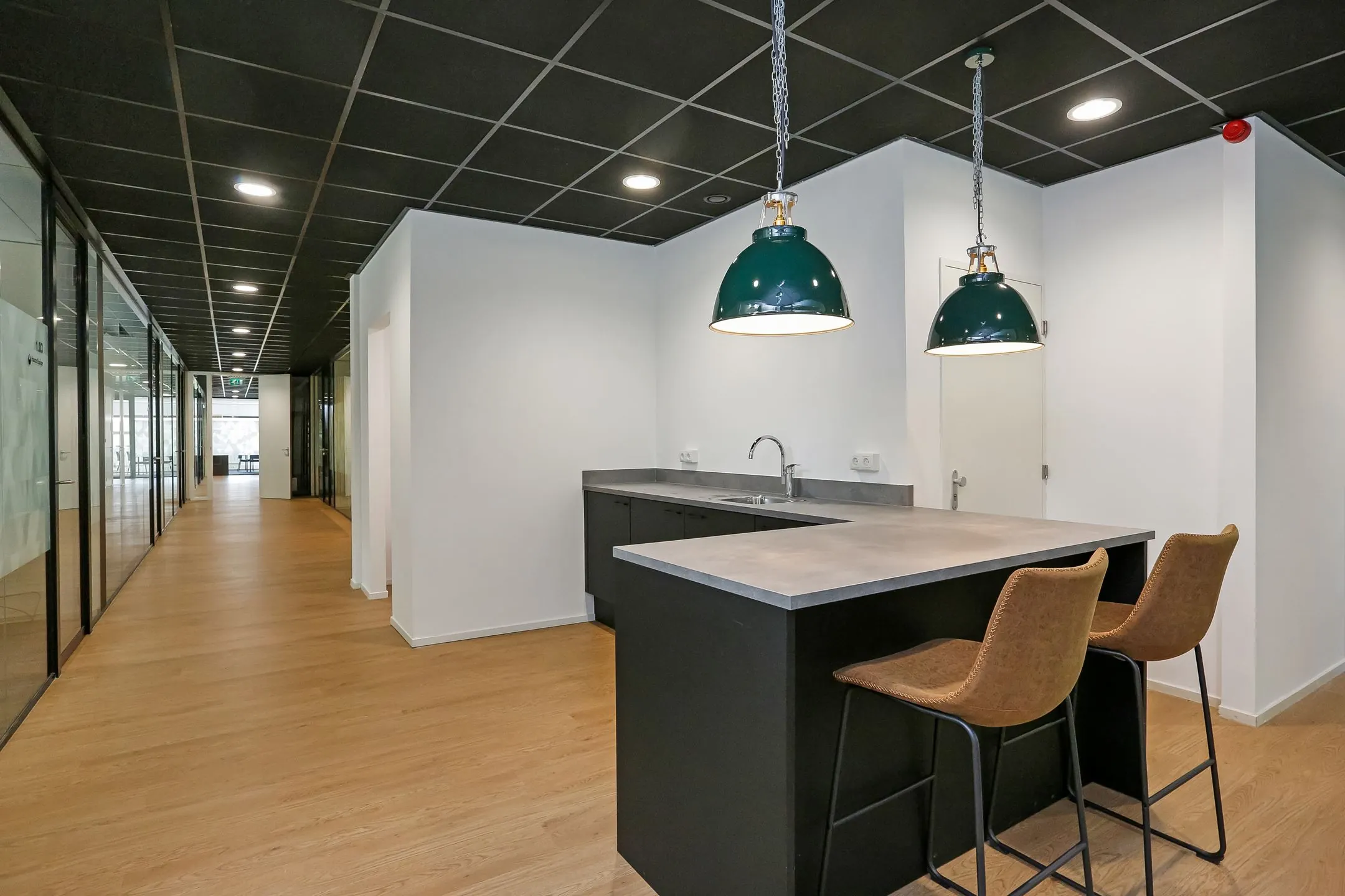 Moderne kantoorruimte aan de Meander 251 in Arnhem met open kitchenette en zitgedeelte.