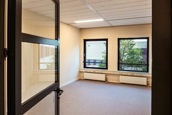 Moderne, lichte kantoorruimte met grote ramen in het bedrijfsverzamelgebouw Mercurion 24 in Zevenaar.