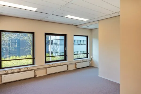 Lichte, lege kantoorruimte met drie ramen in het gebouw Mercurion 24 in Zevenaar.