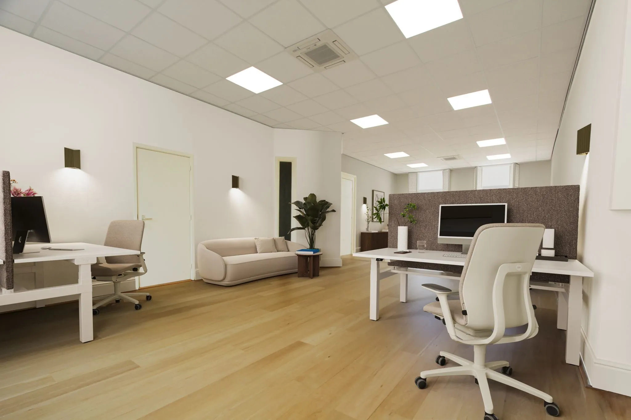 Moderne en lichte kantoorruimte aan de Nieuwe Gracht 45-47 in Haarlem met bureaus, een zithoek en planten.