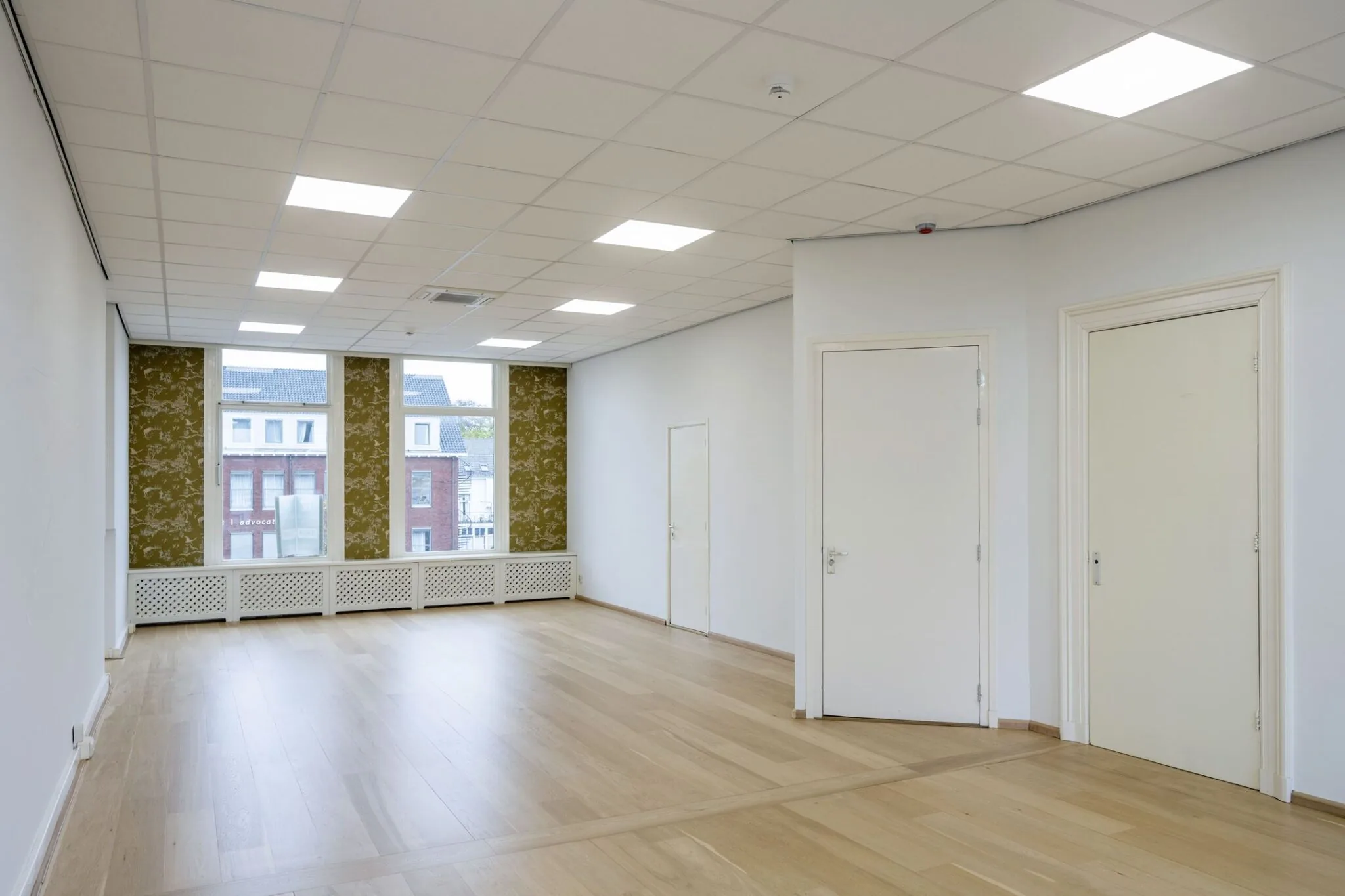 Lichte, moderne kantoorruimte met houten vloer en grote ramen aan de Nieuwe Gracht 45-47 in Haarlem.