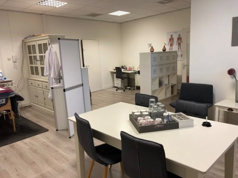 Moderne kantoorruimte op Sweelinckplein 9-21 in Den Haag met een vergadertafel, bureaus en medische inrichting.